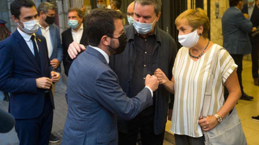 Pere Aragonès, presidente de la Generalitat, con Maravillas Rojo, presidenta de la cooperativa Abacus, el día de la presentación de la fusión con la empresa de Oriol Soler