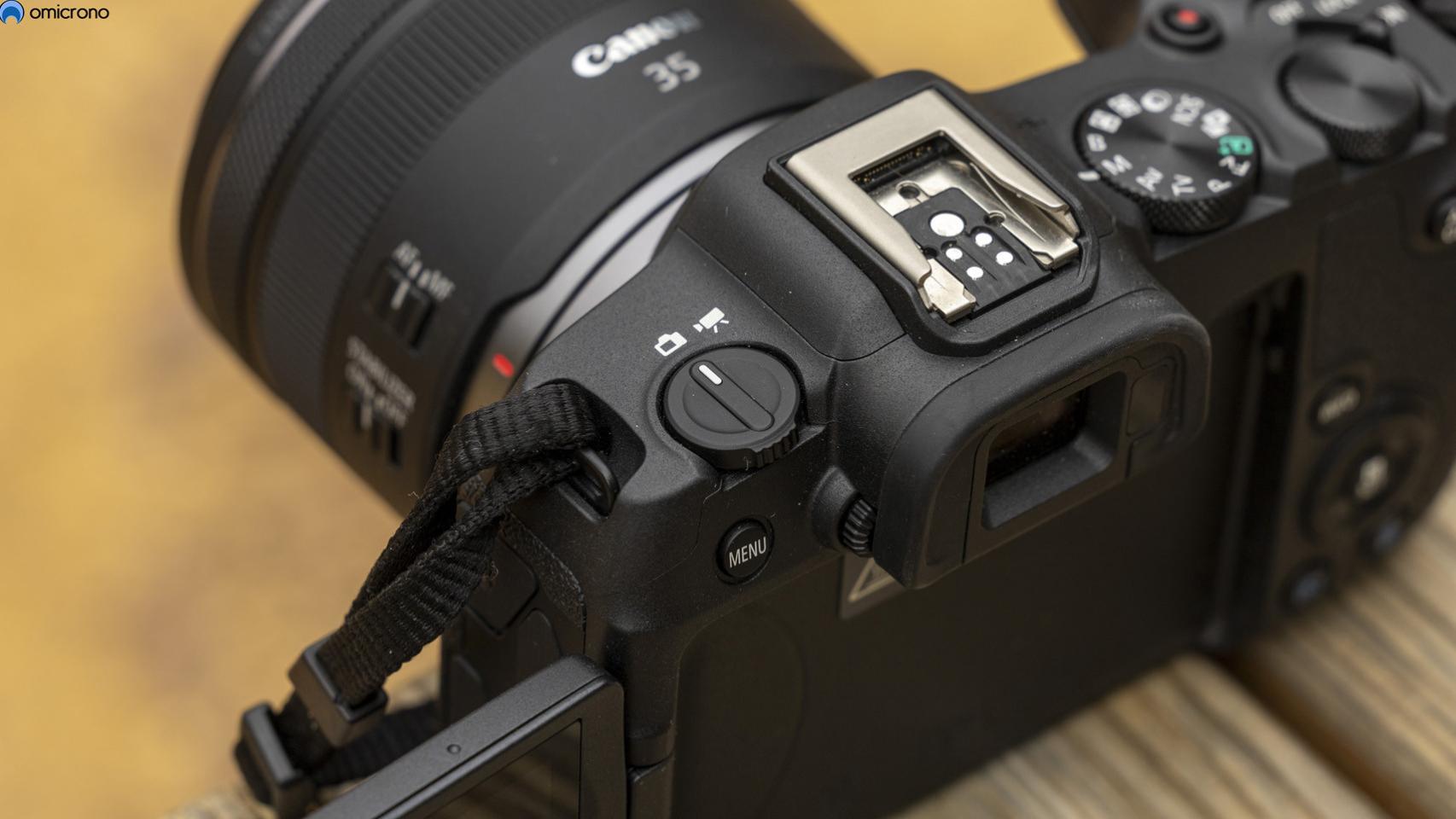 Canon EOS R8, y algunos de sus botones.