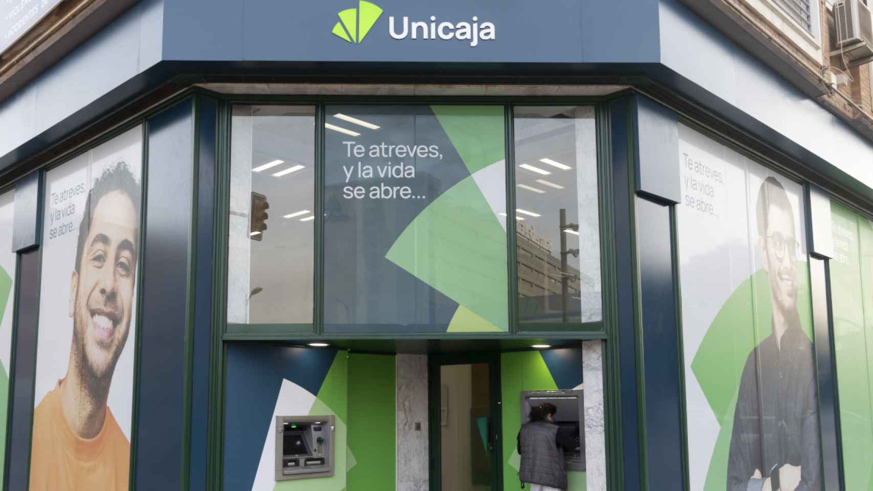 Una de las oficinas de Unicaja con el nuevo logotipo.