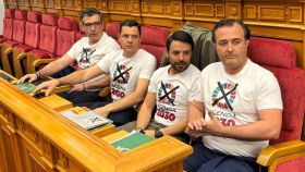 Los diputados de Vox, con sus camisetas reivindicativas en las Cortes de Castilla-La Mancha.