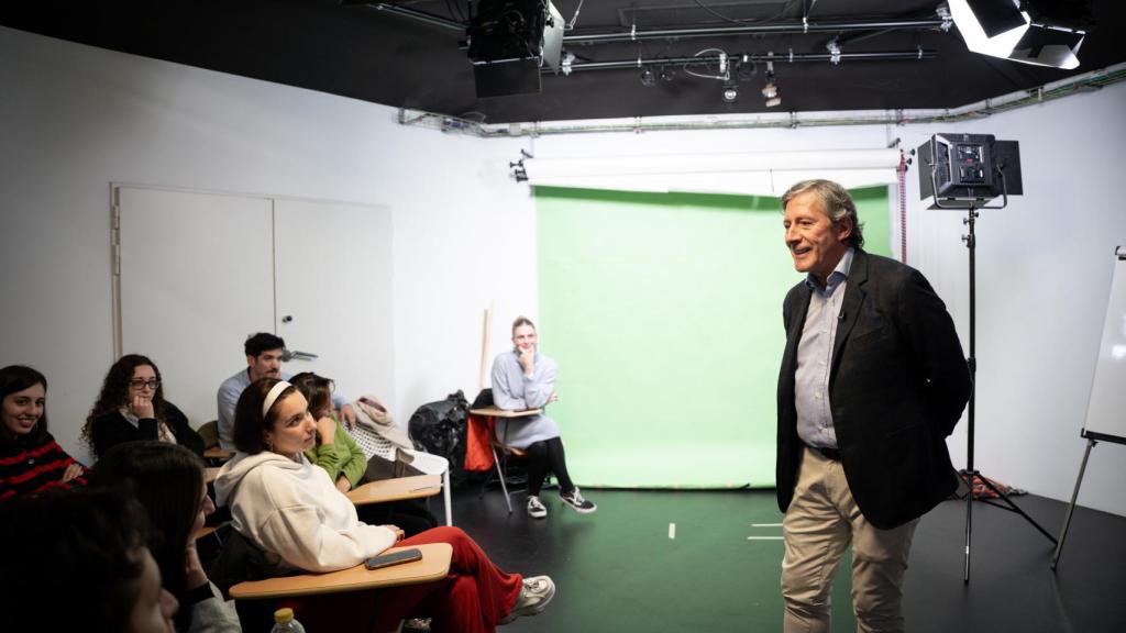 Jesús Álvarez con los alumnos del Máster de Periodismo de EL ESPAÑOL durante su sesión en el Medialab de la UCJC.