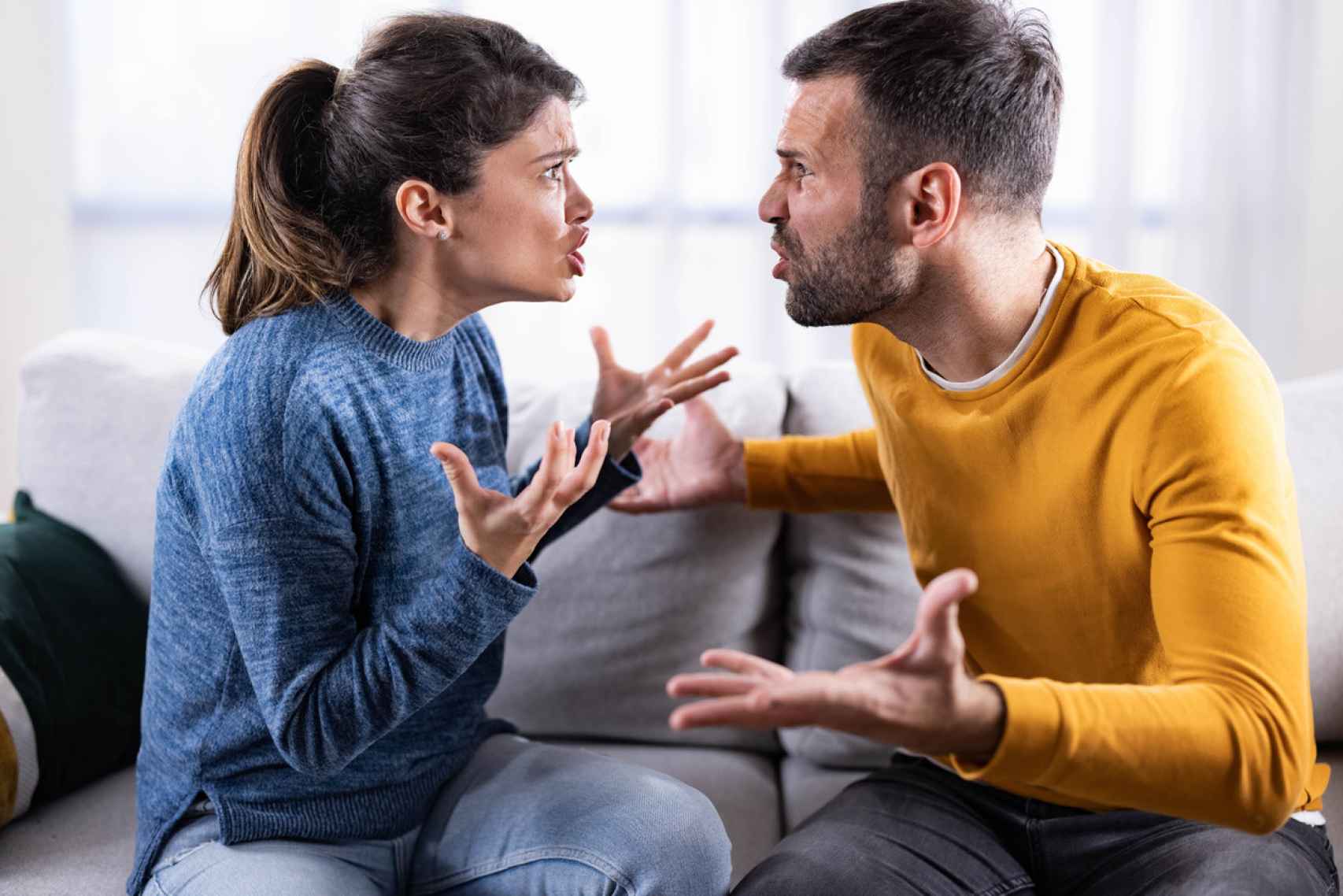 Imagen de una pareja discutiendo.