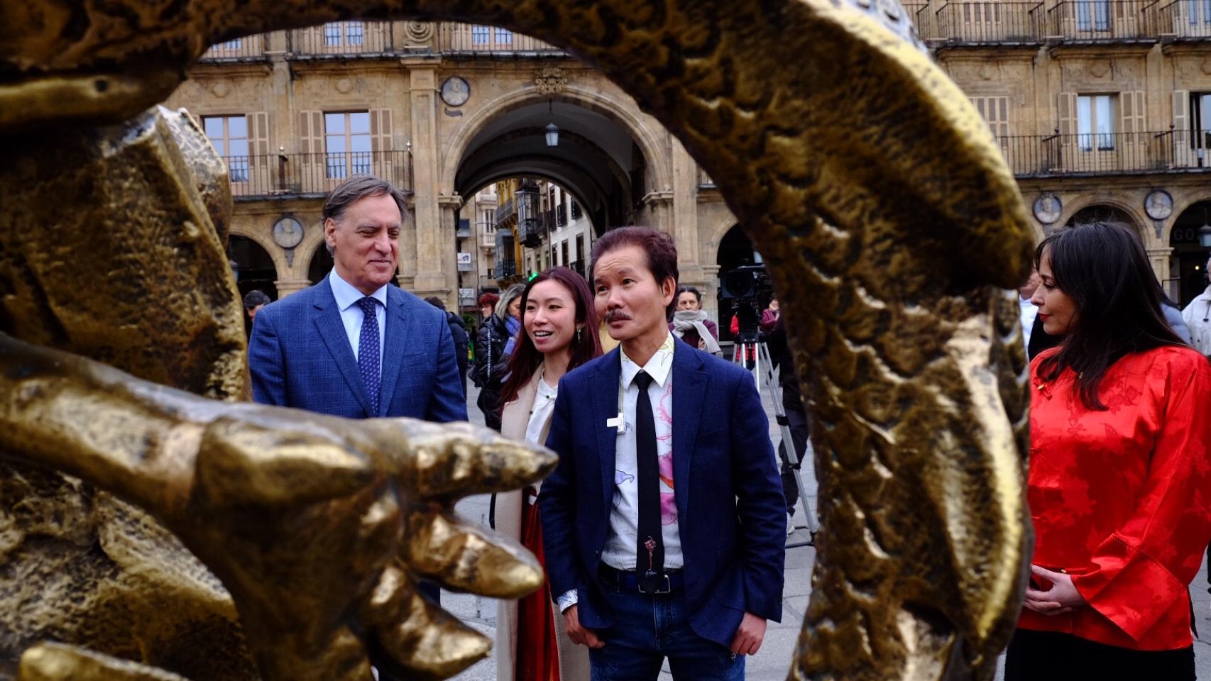 El alcalde, Carlos García Carbayo, y el artista Xu Hongfei, inauguran una nueva escultura en la Plaza Mayor  (1)