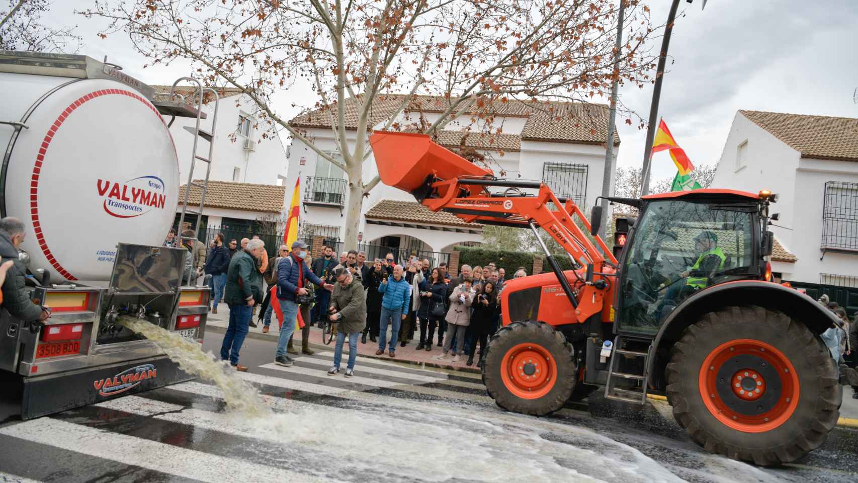 Agricultores de Ciudad Real derramando más de 25.000 litros de orín de cerdo.