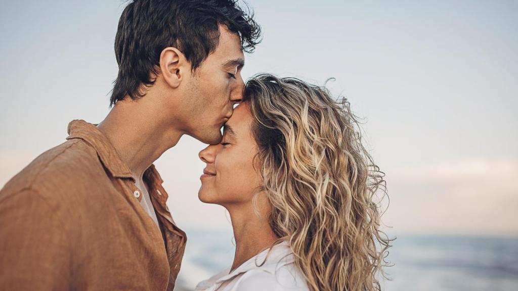 Imagen de una pareja dándose un beso.