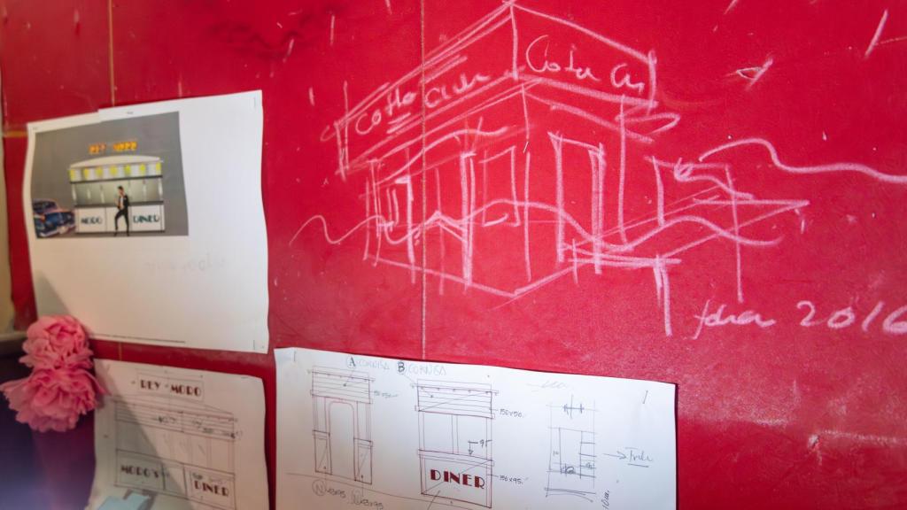 Bocetos de ediciones pasadas en las paredes de su taller. Foto: Javier Longobardo