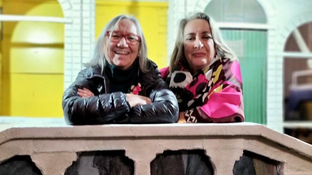 La presidenta Lola Vázquez junto a Esther Esteban, presidenta ejecutiva de EL ESPAÑOL-EL DIGITAL CLM y peñista.