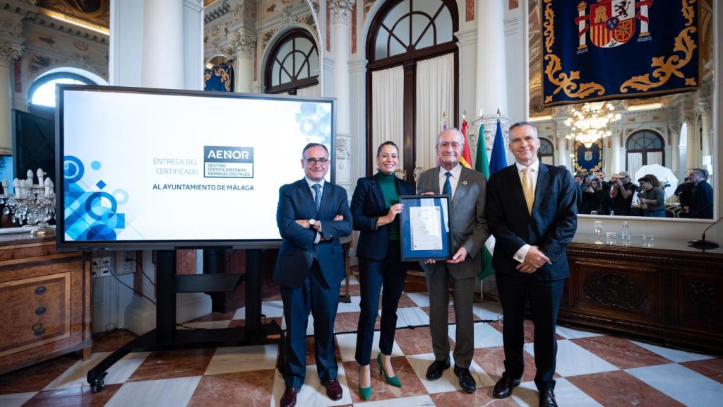 Entrega de la certificación de Destino para Nómadas Digitales de AENOR  a Francisco de la Torre