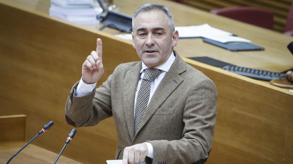 El portavoz del PP en las Cortes valencianas, Miguel Barrachina, este jueves en el pleno. EE