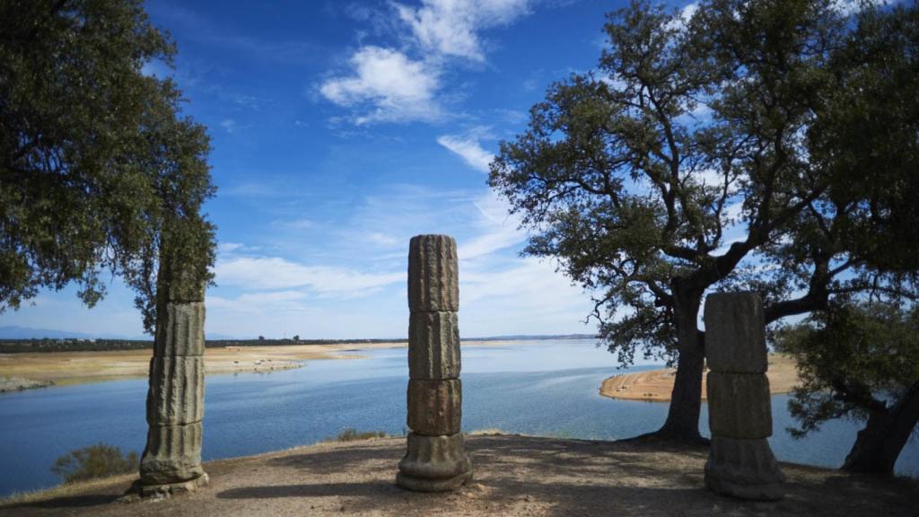 Conjunto de columnas caídas trasladadas junto a los mármoles