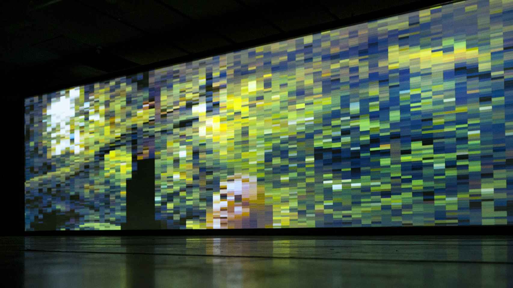 'Código sinpáptico: patrones de una conciencia digital', de GMUNK, en la exposición 'Ventanas al futuro', en el Espacio Fundación Telefónica. Foto: Fundación Telefónica.