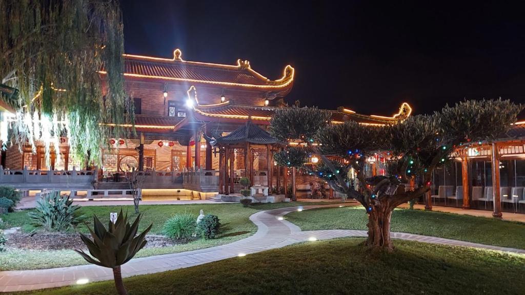 El jardín de Dinastía iluminado.