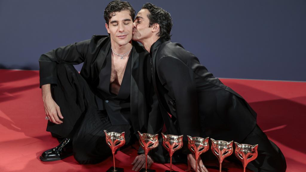 Los Javis, durante los Premios Feroz, con los seis galardones.