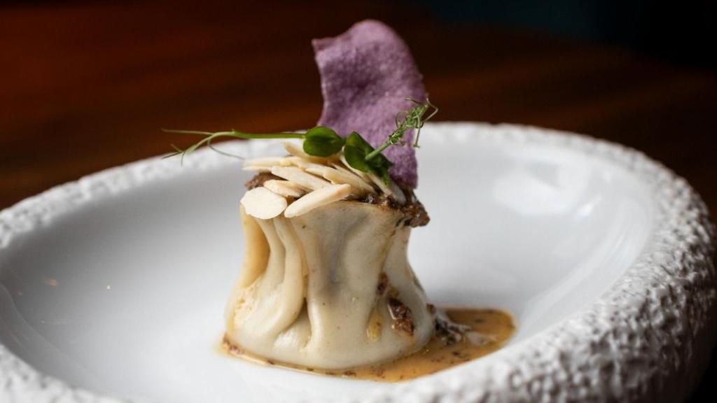 Xiao Mae de carrillera estofada seis horas en su caldo al estilo Soy Kitchen y topping de salsa de trufa y boletus.