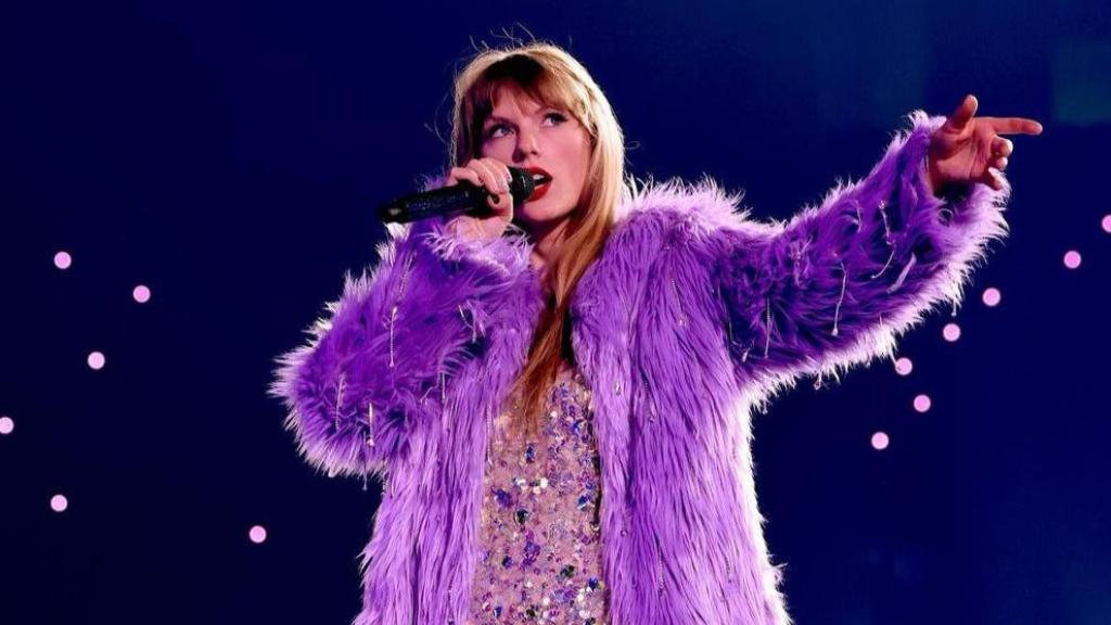 Taylor Swift durante una alfombra roja.