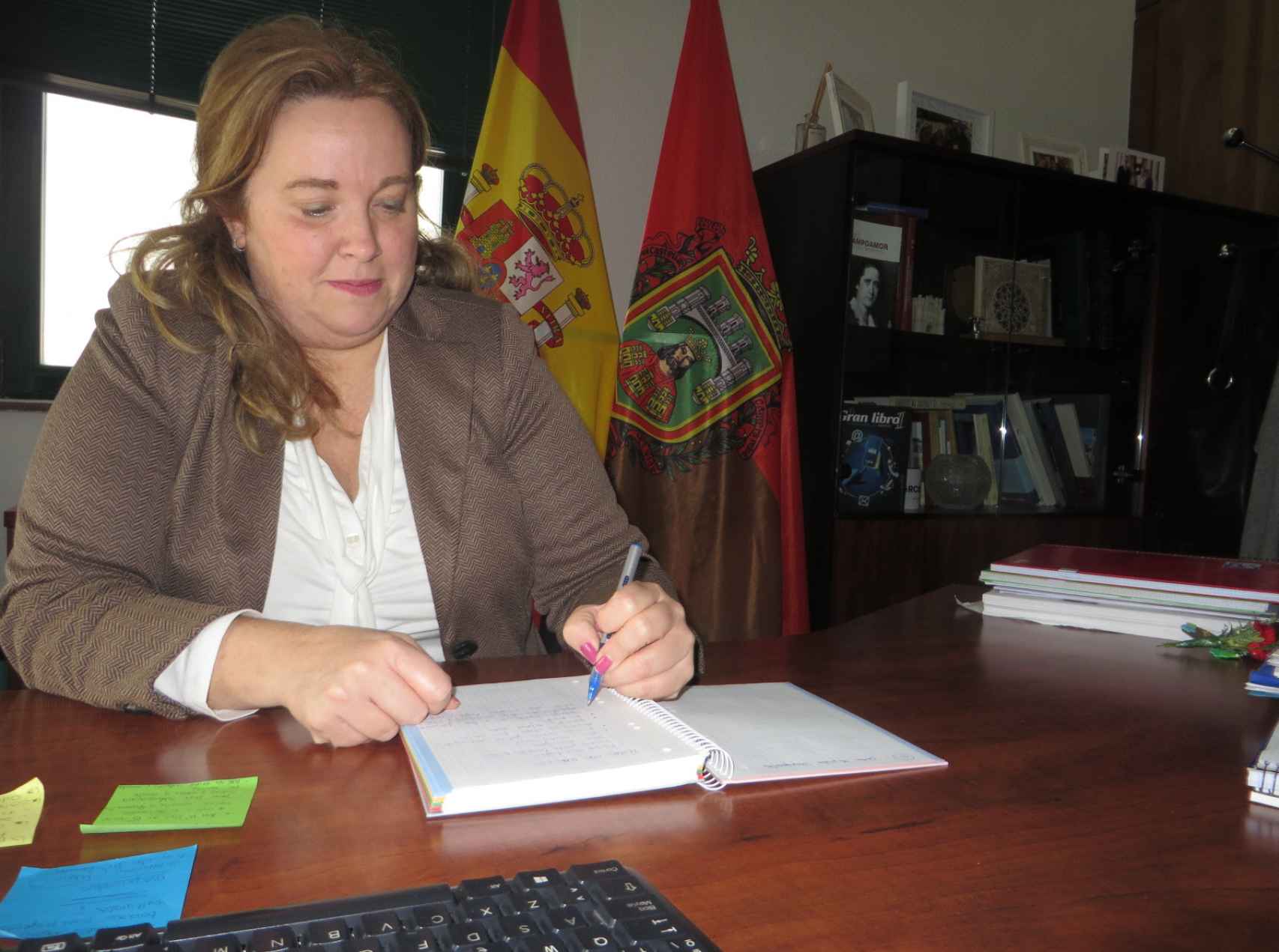 La alcaldesa de Burgos en la mesa de trabajo de Alcaldía, donde despacha a diario multitud de asuntos