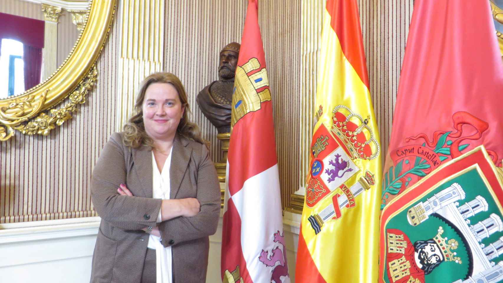 Cristina Ayala, junto al busto de Rodrigo Díaz de Vivar, el Cid Campeador, y las banderas de Castilla y León, España y Burgos