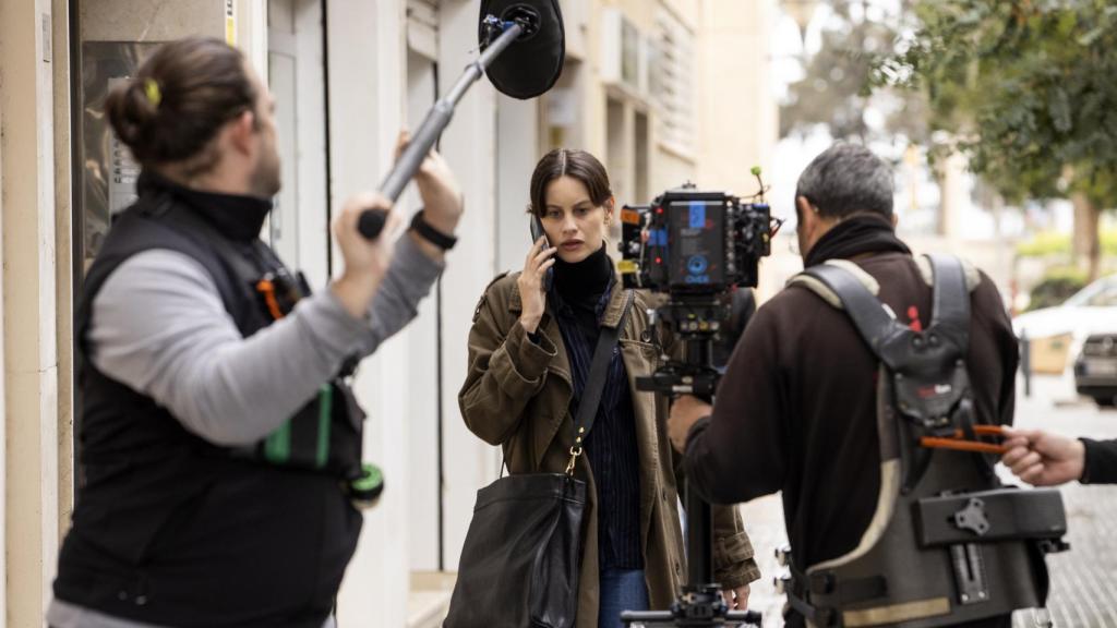 Milena habla por teléfono en la escena que hemos visto.