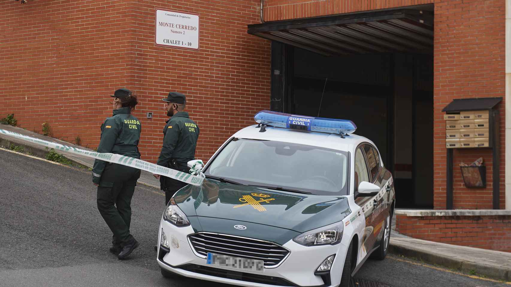 La Guardia Civil custodia este jueves la vivienda en la que fue encontrada el cadáver de Silvia López