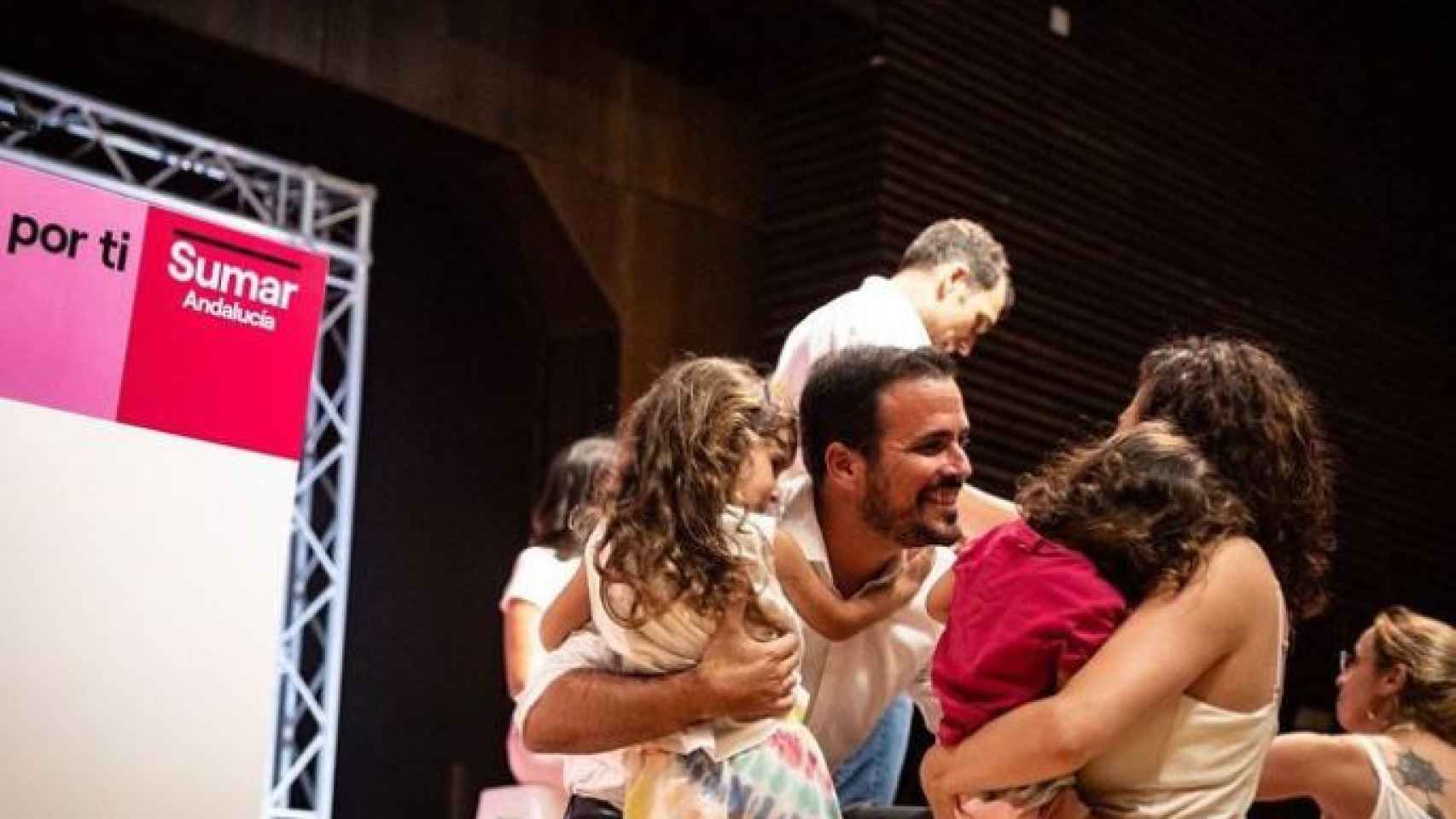 Alberto Garzón abraza a su mujer e hijas en julio, durante un acto electoral en Málaga, en su despedida..