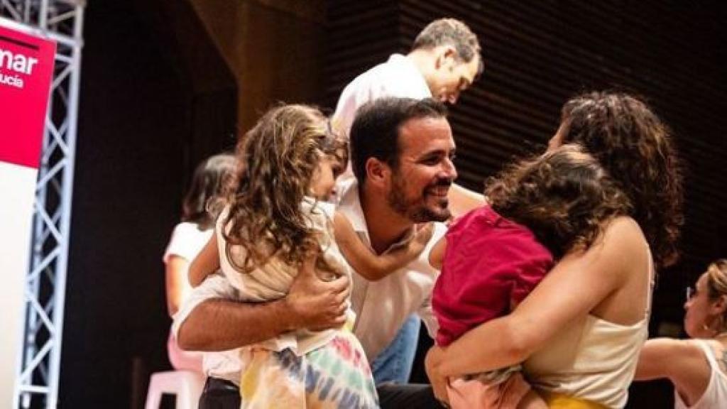 Alberto Garzón abraza a su mujer e hijas en julio, durante un acto electoral en Málaga, en su despedida..
