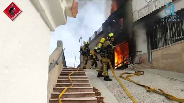El servicio de bomberos atendiendo el incendio mortal de este jueves en Aspe.