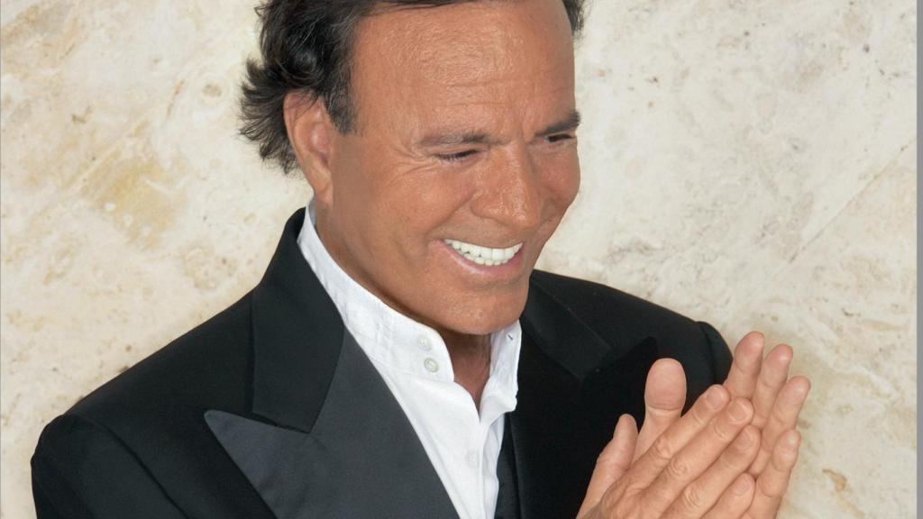 Julio Iglesias y Netflix cierran un acuerdo histórico para hacer una serie sobre su vida