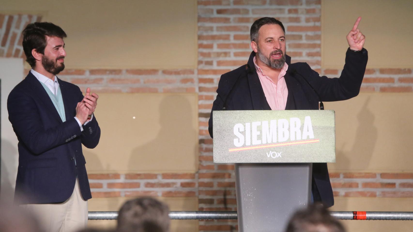 El vicepresidente de la Junta y candidato de Vox en Castilla y León, Juan García-Gallardo, y el presidente del partido, Santiago Abascal, celebran los resultados electorales la noche del 13 de febrero de 2022.