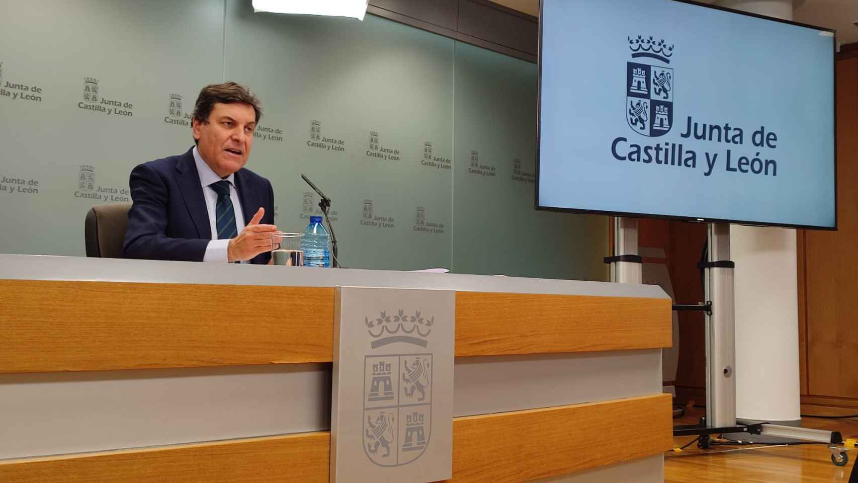 El consejero de Economía y Hacienda y portavoz, Carlos Fernández Carriedo, en la rueda de prensa posterior al Consejo de Gobierno de este jueves.