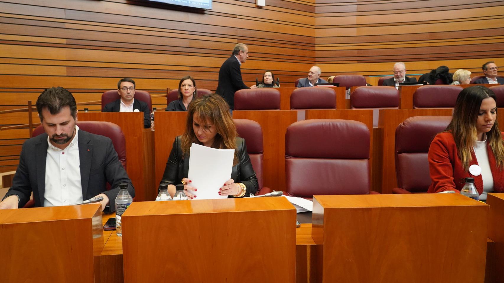 El portavoz socialista Luis Tudanca en el pleno de las Cortes de Castilla y León junto a Patricia Gómez, el escaño vacío de Ángel Hernández y la procurtadora Nuria Rubio