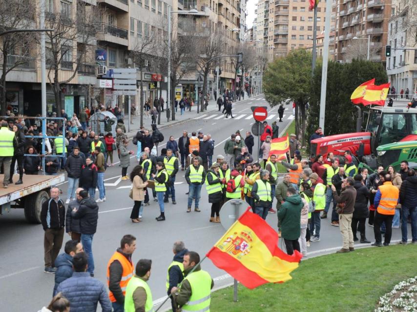 Los agricultores de Salamanca se concentran en las calles de su ciudad.