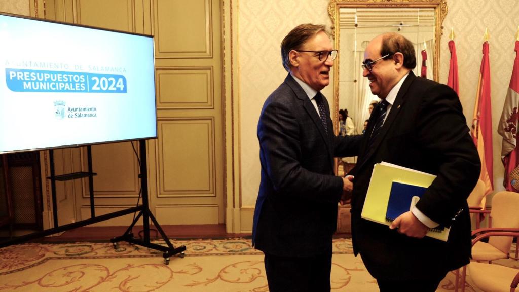 El alcalde, Carlos García Carbayo, presenta los presupuestos del Ayuntamiento de Salamanca, acompañado por el concejal de Hacienda, Fernando Rodríguez
