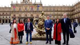 El alcalde, Carlos García Carbayo, y el artista Xu Hongfei, inauguran una nueva escultura en la Plaza Mayor
