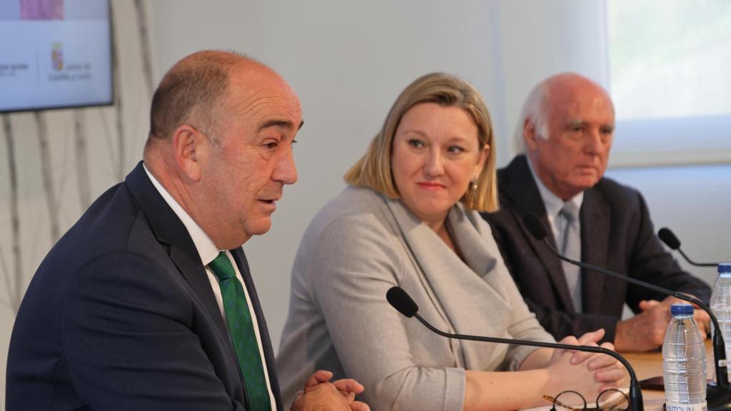 El presidente de la Diputación de Segovia, Miguel Ángel de Vicente, con la consejera de Familia, Isabel Blanco