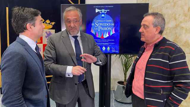 El presidente de las Cortes, Carlos Pollán, con el director de la Fundación de Castilla y León, Juan Zapatero, y un representante de Cáritas, presentando ‘El Sonido de la Pasión’