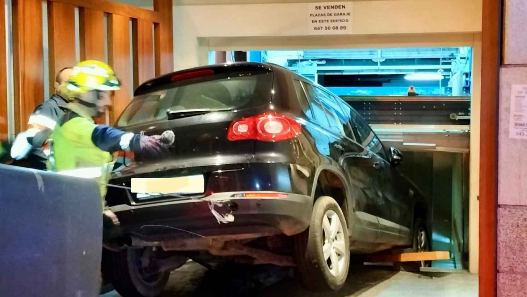 El coche atrapado en un ascensor para vehículos en el centro de Valladolid