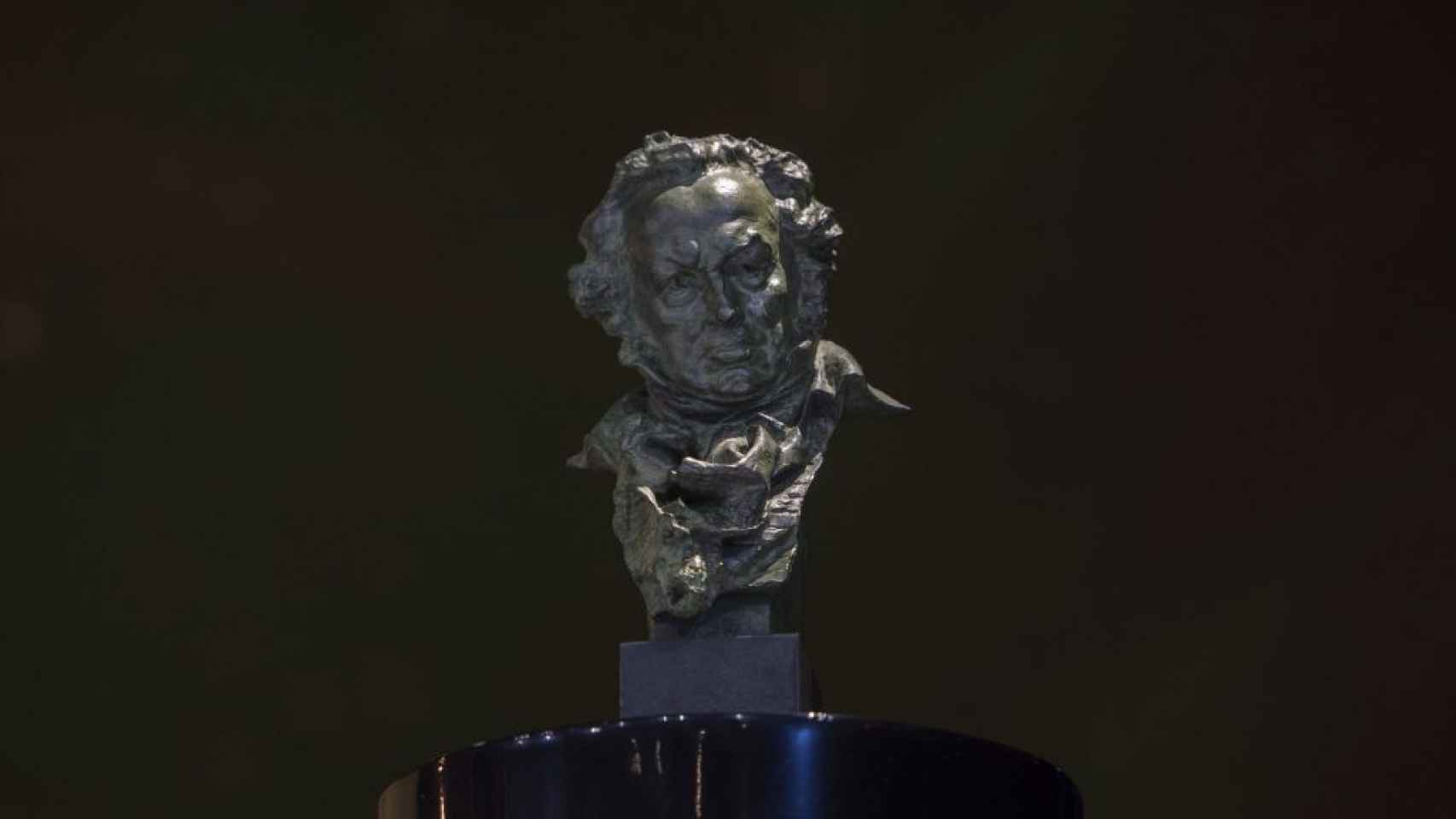 Una de las estatuillas de los Premios Goya.