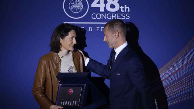 Amélie Oudéa-Castéra, ministra francesa de Educación y Deporte, junto a Aleksander Ceferin, presidente de la UEFA, en el 48º Congreso anual del ente europeo