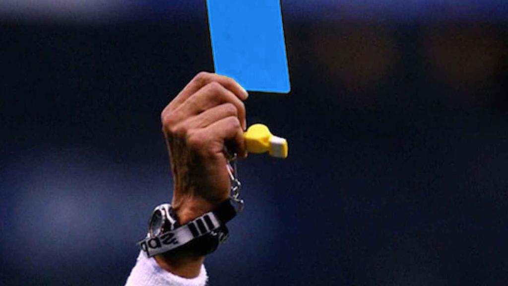El fútbol incorpora la tarjeta azul
