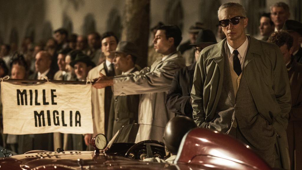 Adam Driver como Enzo Ferrari en un momento de la película 'Ferrari', de Michael Mann