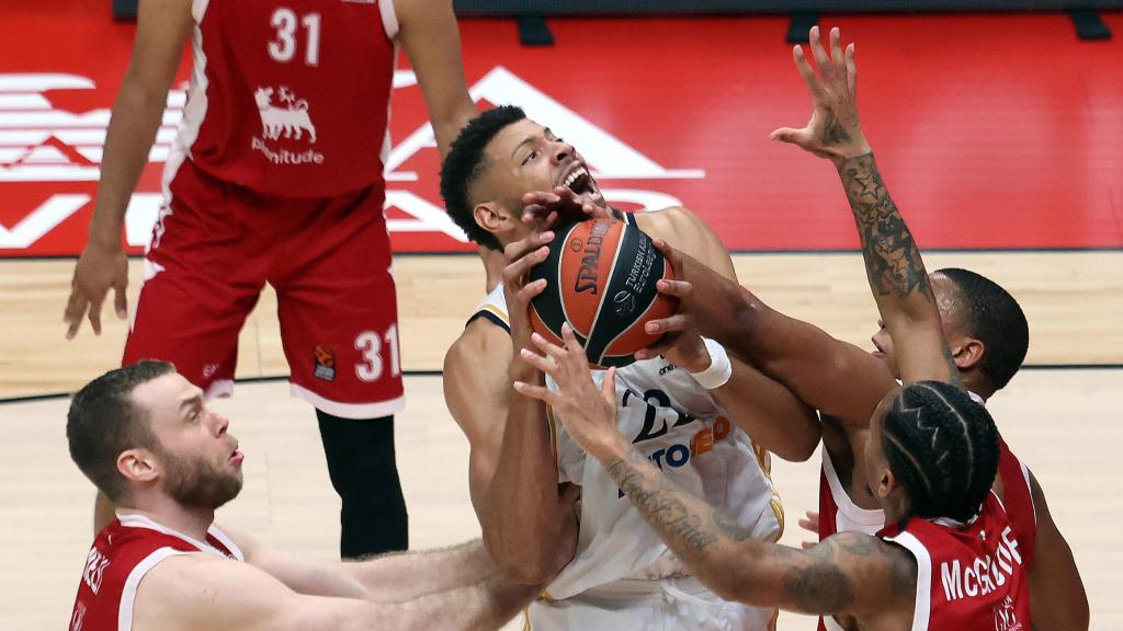 Tavares, rodeado de jugadores del Olimpia Milán.