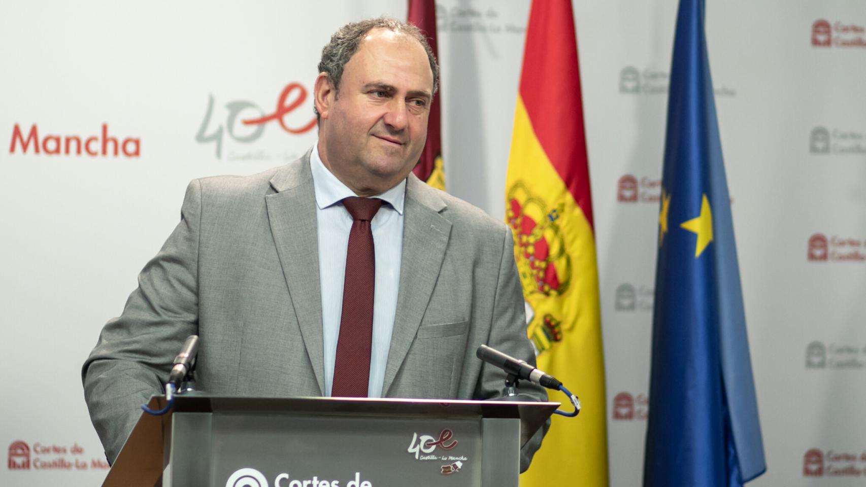 Julián Martínez Lizán, consejero de Agricultura de Castilla-La Mancha, este jueves en rueda de prensa en las Cortes