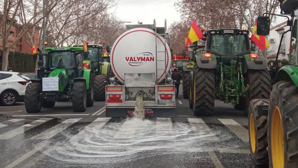 El momento en el que un camión cisterna derrama 25.000 litros de vino francés. Fotografía cedida.