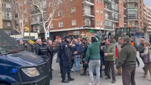 Tensión entre los agricultores y la Policía en Ciudad Real. Vídeo cedido por Lanza.