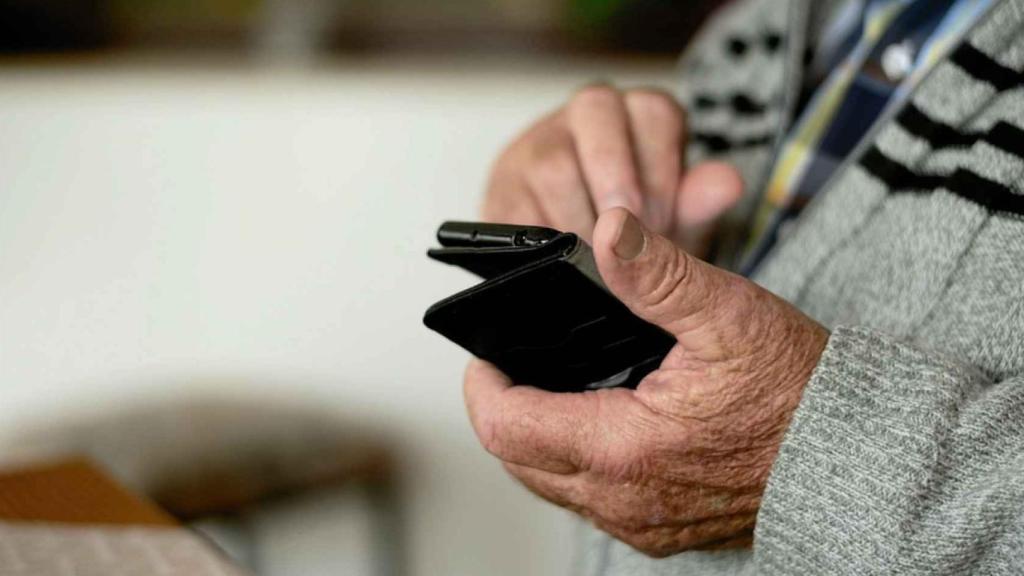 Un hombre utilizando un teléfono móvil.
