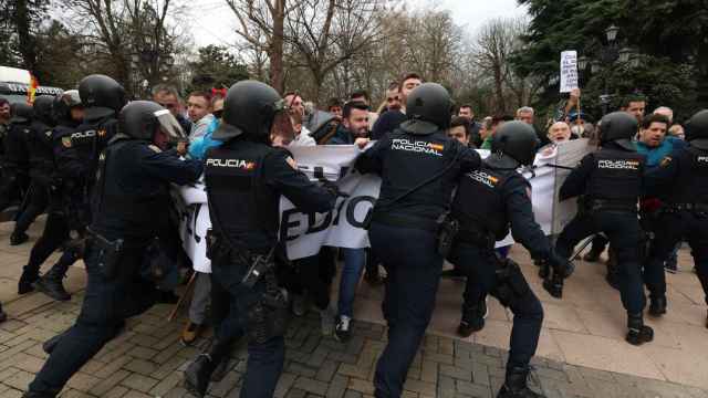 Decenas de personas se enfrentan a la policía, durante la tercera jornada de protestas de los ganaderos y agricultores, en Oviedo.