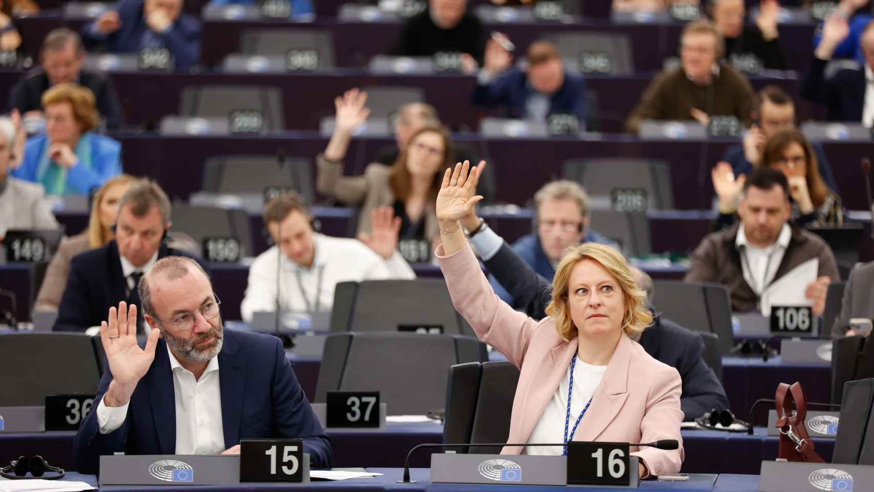 Manfred Weber, presidente del EPP, y Esther de Lange, vicepresidenta del grupo popular en el Parlamento Europeo.
