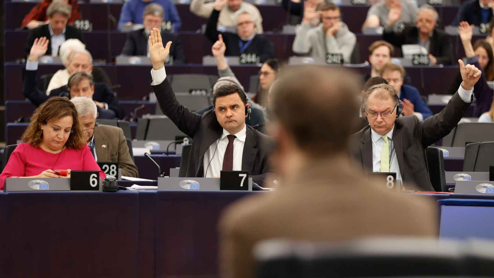 Iratxe García, líder de los socialistas en el Parlemento Europeo, junto a su compañero Pedro Marques y al verde Philippe Lamberts.