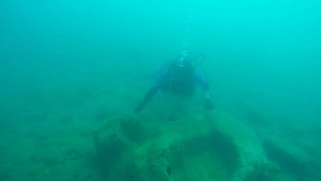 Uno de los buzos que ha realizado el descubrimiento del templo de Zeus en Sicilia