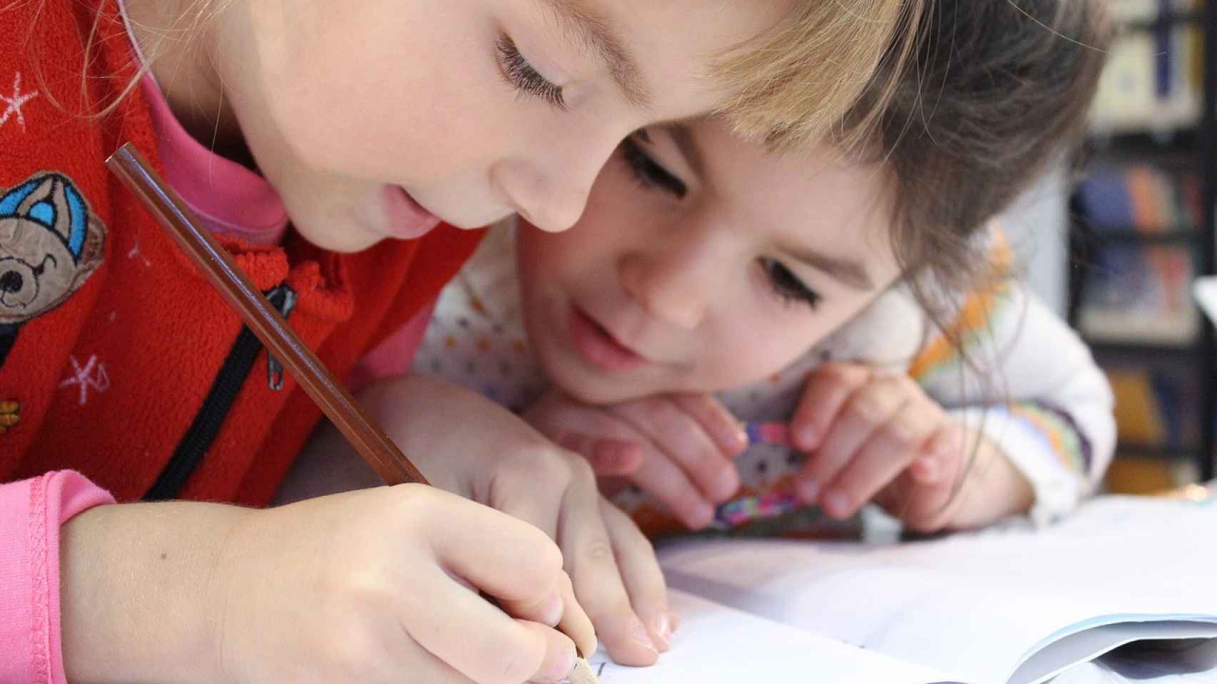 Dos niñas desarrollando tareas creativas en un colegio. FOTO: Pixabay.